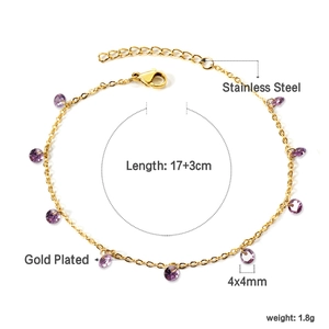 Détail de zircons violets 4mm sur bracelet en acier doré avec chaîne réglable de 17+3cm