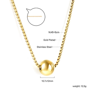 Vue détaillée du collier à pendentif boule dorée avec mesures et chaîne d'extension