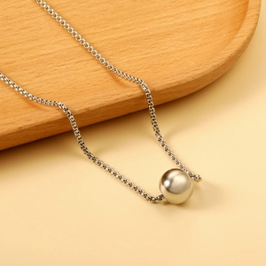 Collier minimaliste en perles d'acier argenté avec pendentif sphère sur plateau