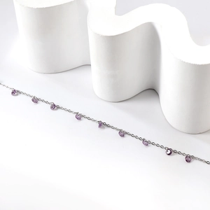 Détails du bracelet en acier inoxydable argenté avec cristaux violets en forme de goutte