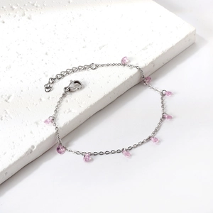 Détail du bracelet en chaîne argentée avec pierres roses marquise et fermoir mousqueton