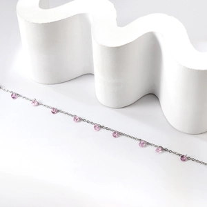 Détail de bracelet en argent serti de plusieurs cristaux roses de taille ronde