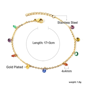 Détail du bracelet en acier plaqué or avec gemmes colorées et chaîne réglable 17+3cm