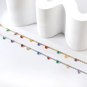 Détails de chaînes en or et argent avec des pierres précieuses multicolores vibrantes