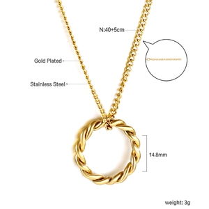 Collier minimaliste en acier inoxydable doré avec pendentif rond torsadé et zoom détaillé