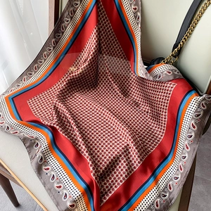 Grande sciarpa quadrata elegante con motivo paisley e pois rossi e consistenza setosa