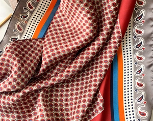 Dettaglio del motivo paisley e della trama satinata di questo foulard colorato in seta