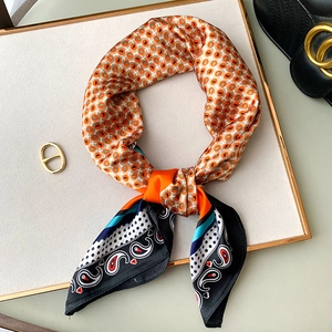 Elegante foulard in seta multicolore con motivi paisley e geometrici vintage per donna