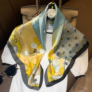 Eleganter mehrfarbiger Seidenschal mit Blumenmuster und geometrischem Druck auf Weiß