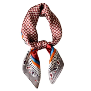 Foulard in satin da donna con stampa paisley e pois nei colori rosso e blu reale