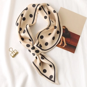 Foulard étroit en soie à pois champagne noué en nœud sur fond minimaliste