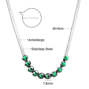 Detail der 45+5cm Edelstahlkette mit runden grünen Edelsteinanhängern in Silberoptik