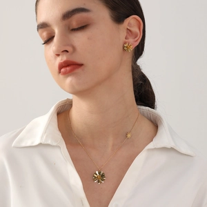 Parure de bijoux marguerite dorée avec pierres jaunes sur un mannequin élégant