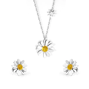 Vue détaillée de la parure marguerite argentée avec cristaux jaunes sur collier et boucles