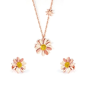 Détail macro de la parure marguerite en or rose avec cristaux jaunes sur le pendentif