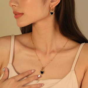 Parure de bijoux dorée élégante avec pendentif cœur noir et boucles d'oreilles assorties