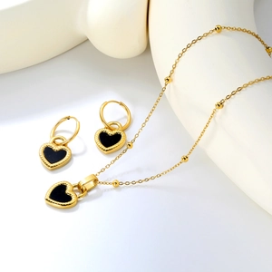 Parure bijoux cœur doré avec nacre noire comprenant un collier et des boucles d'oreilles