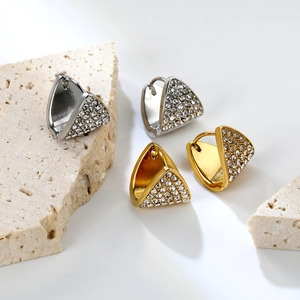 Boucles d'oreilles créoles triangulaires avec cristaux blancs en acier doré et argenté