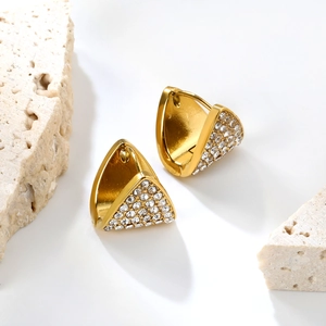 Boucles d'oreilles triangulaires dorées 18K avec strass sur socle en pierre texturée