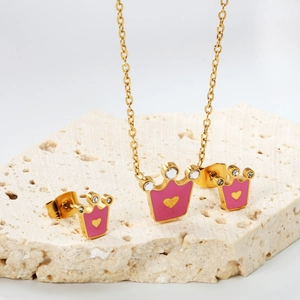 Détail d'un ensemble de bijoux couronne rose avec cœur doré et strass brillants