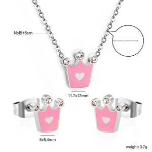 Détails de l'ensemble bijoux couronne rose montrant le collier et les boucles d'oreilles