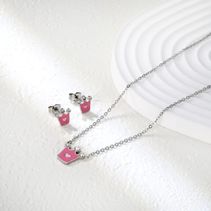 Détail du coffret bijoux avec collier pendentif couronne rose et boucles d'oreilles