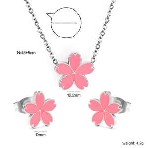 Parure bijoux fleurs de cerisier rose avec collier et boucles d'oreilles détaillés