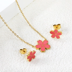 Détails de la parure bijoux fleurs de cerisier rose avec collier doré et boucles d'oreilles