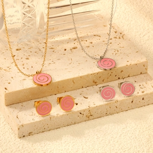 Parure de bijoux avec collier et boucles d'oreilles émail rose en finition or et argent
