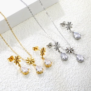 Elegante set di gioielli in oro e argento con collana a fiore e orecchini in zircone