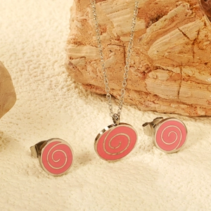 Parure rose avec motif spirale émaillé, collier et boucles d'oreilles sur fond de pierre