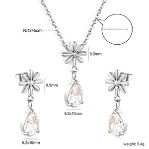 Dettagli del set con fiocco e zirconia che mostrano dimensioni e estensione