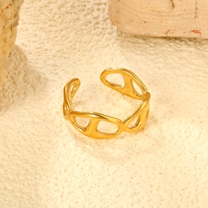 Detailed view of the gold 18K stainless steel ring featuring a nautical chain link design