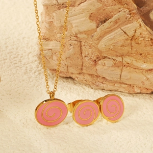 Vue détaillée du collier à volutes en émail rose et des boucles d'oreilles dorées