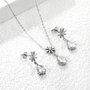 Dettaglio del set collana e orecchini con zirconi a goccia e piccoli fiori di margherita