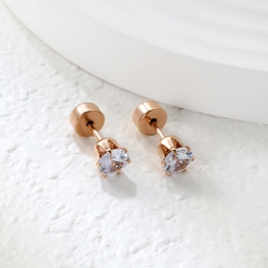 Détail de boucles d'oreilles rose doré avec zircon cubique et fermoirs plats ronds