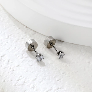Boucles d'oreilles clous en acier argenté avec zircon rond et fermoir à vis sécurisé