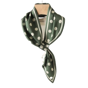 Écharpe en soie à pois vert foncé sur cintre en bois avec finition satinée lisse