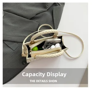 Vue intérieure d'un sac cabas en tweed montrant l'espace pour téléphone et maquillage