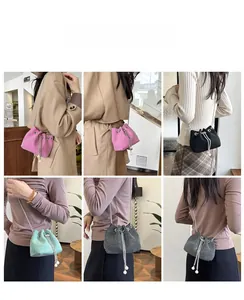 Détail du mini sac seau en strass avec glands en perles et bandoulière chaîne en plusieurs coloris