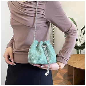 Sac seau chic en strass vert menthe avec bandoulière chaîne et pompons en perles