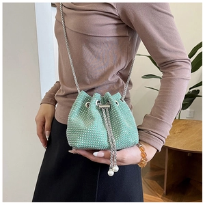 Vue détaillée du sac seau strass vert menthe avec chaîne argentée et cordon en perles