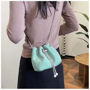 Vue détaillée du sac seau strass vert menthe avec chaîne argentée et cordons perles