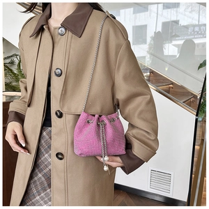 Détail du sac seau strass rose avec bandoulière chaîne et breloques de perles