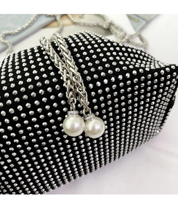 Vue détaillée d'un sac seau noir avec strass argentés et breloques en perles blanches