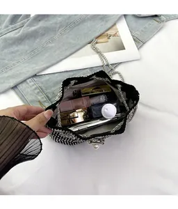 Vue intérieure du sac seau noir en strass avec chaîne montrant la capacité de rangement