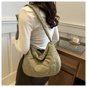 Détail du sac bandoulière en nylon matelassé vert olive avec motif cœurs et sangle large