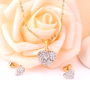 Parure de bijoux cœur doré avec collier en zircon et boucles sur pétales de rose