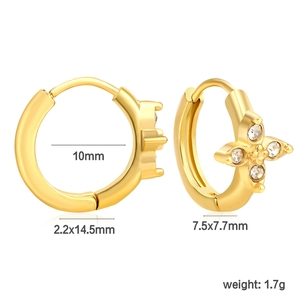 Boucles d'oreilles fleur dorées avec zircons blancs et dimensions précises du produit