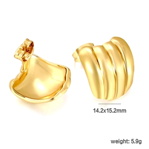 Vue détaillée des boucles d'oreilles festonnées dorées mesurant 14,2x15,2 mm